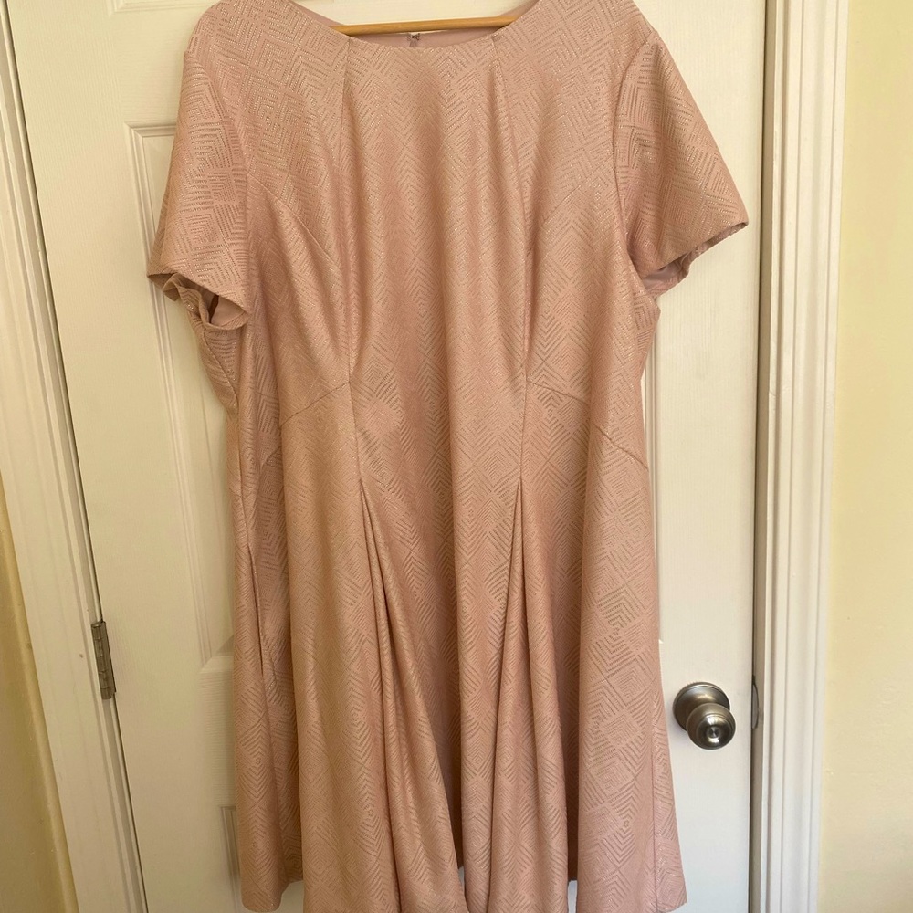 Vince Camuto 22w light pink with metallic thread cocktail dress